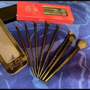 ME Makeover Essentials 8 Piece Makeup Brush Set!!